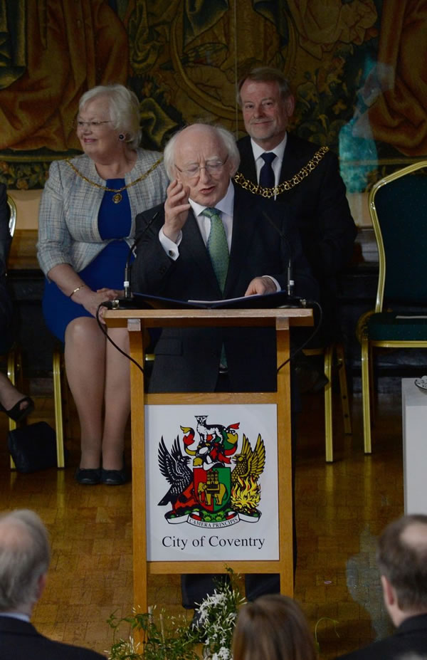 爱尔兰总统赴英国演讲 照片惊现神秘绿色影子