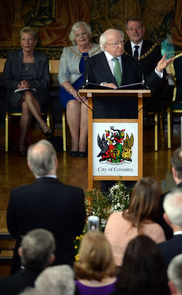 爱尔兰总统赴英国演讲 照片惊现神秘绿色影子