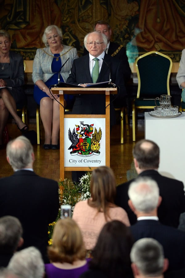 爱尔兰总统赴英国演讲 照片惊现神秘绿色影子