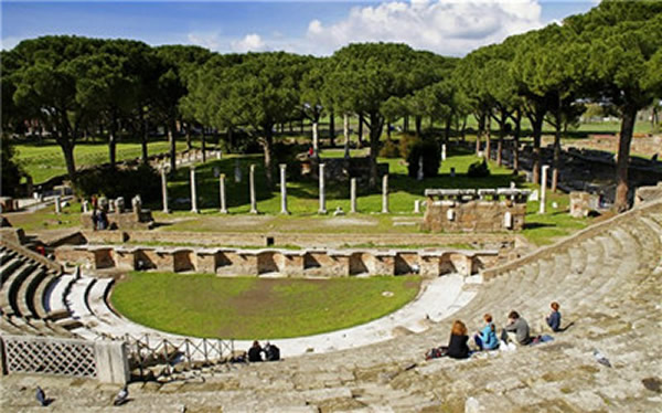奥斯蒂亚（Ostia）作为保存第二完好的古罗马城镇的风头往往被游人如织的庞贝城抢去了。在这里，台伯河的河岸上排列着街道、房屋和一座圆形剧场。