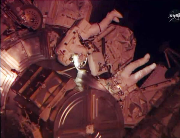 国际太空站两名美国宇航员太空行走后玩起自拍