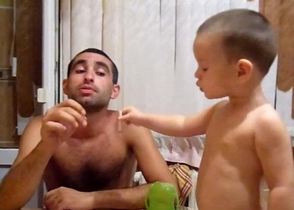 俄父为幼儿点烟被炮轰