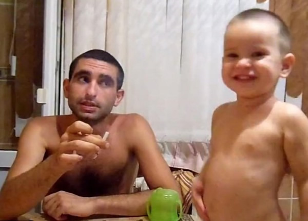 俄父为幼儿点烟被炮轰