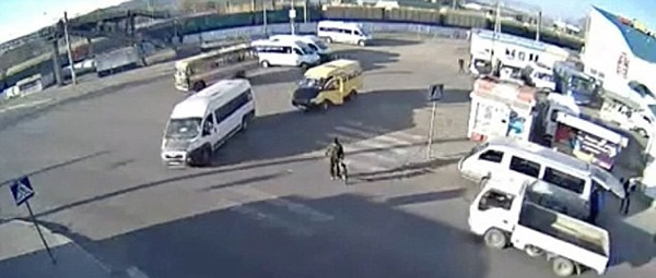 老妇偕同孙儿过马路