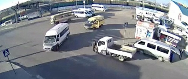 二人遭到越过前车的货车相撞