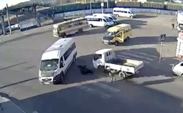 小巴于此时驶出并向左转