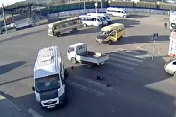 老妇复遭小巴撞倒,幸大难不死。