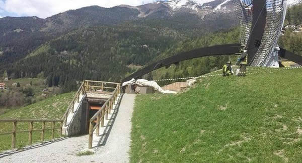 意大利已故教宗十字架倒塌压死一男子