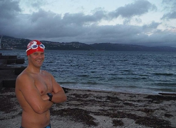 沃克参与长距离游泳挑战赛,为鲸鱼及海豚保育基金筹款。