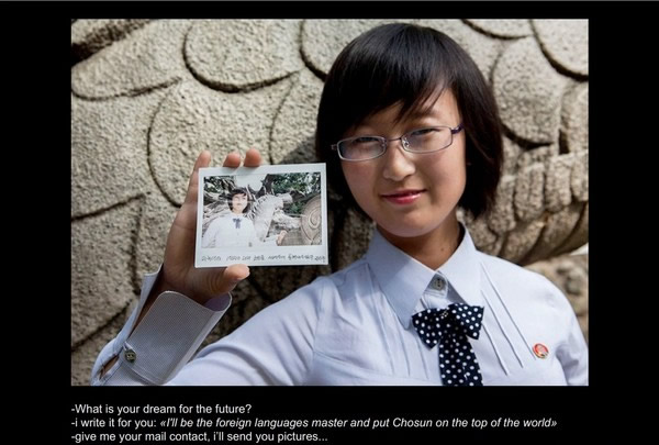 法国一名摄影师到北韩游玩时,这名长相清秀的女大学生就是他的导游。