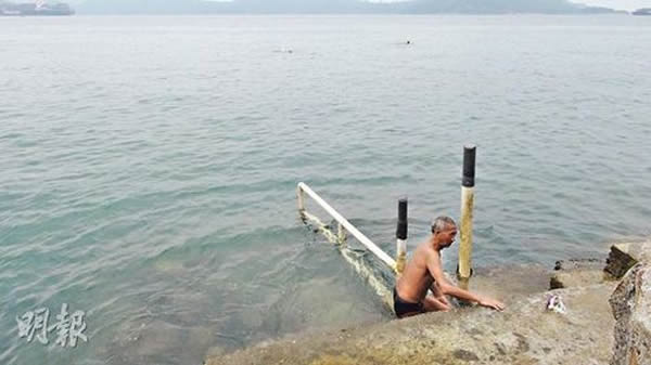 香港69岁翁游泳被大鱼咬伤