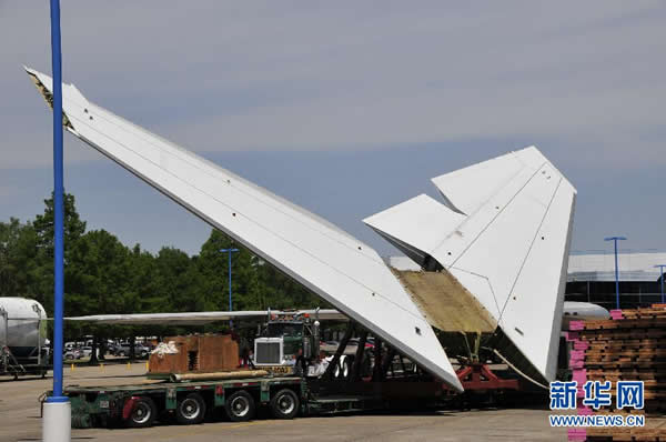 这是5月1日在美国休斯顿太空中心拍摄的等待安装的波音747NASA905的机翼