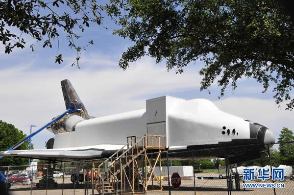 5月1日,将与波音747NASA905组装的独立号航天飞机模型安放在休斯顿太空中心