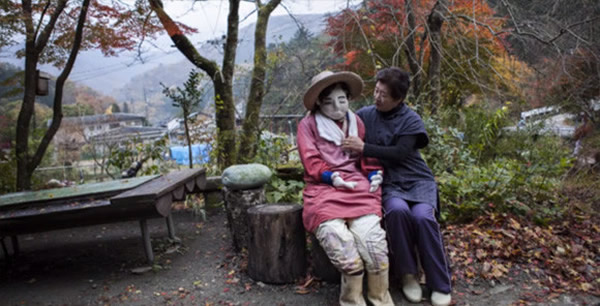 绫野月美一手造出数百个稻草人