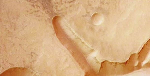 ͼ���е�Ͽ����Ϊ����˹Ͽ�ȣ�Echus Chasma��