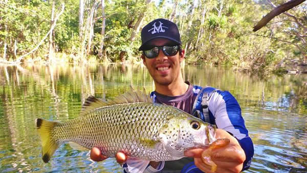 澳洲男子钓起一尾鲈鱼时竟发现微笑青蛙藏在鱼嘴里