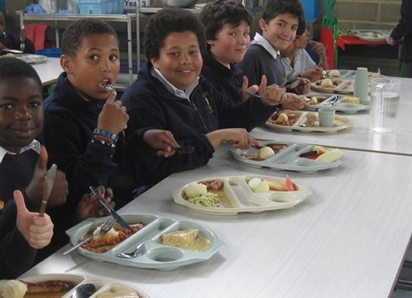 �Ӹ�Уѧ���ڷ��óԷ�����Ƭ�ɼ�����λ�������Ǹ��ݷ�ɫ��ǳ��δ֪���ɺϻ������⡣