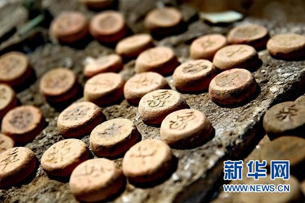 河北省秦皇岛板厂峪明长城修复中清理出的泥土烧制的象棋子