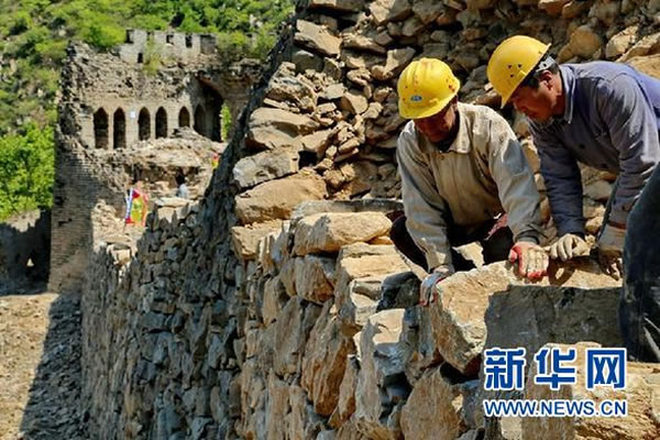 5月5日,施工人员在修复河北省秦皇岛板厂峪景区明长城159号敌楼到160号敌楼之间长233米的破损城墙。