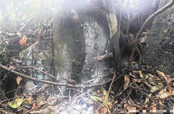 梁壬癸的迁葬墓位于武吉布朗坟场深处