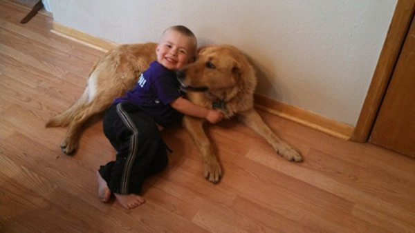 厄尼斯和宠物犬古柏在一起。