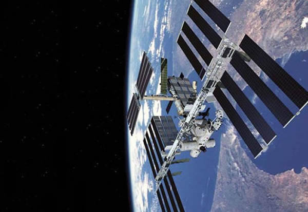 从俄罗斯联盟号宇宙飞船观测到的停靠在一起的奋进号太空飞船和国际空间站。