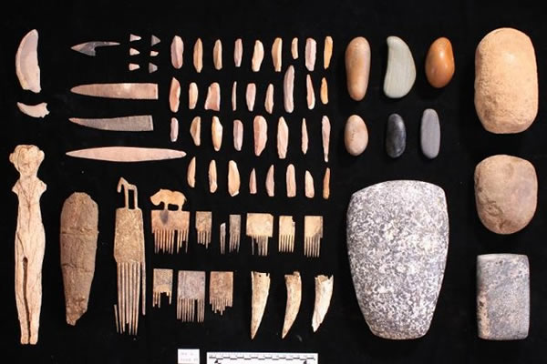 被挖掘出的古墓中的器皿