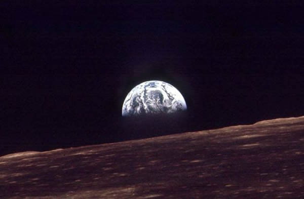 1968年美国太空人在“阿波罗8号”上拍下人类第一张“地出”照片。