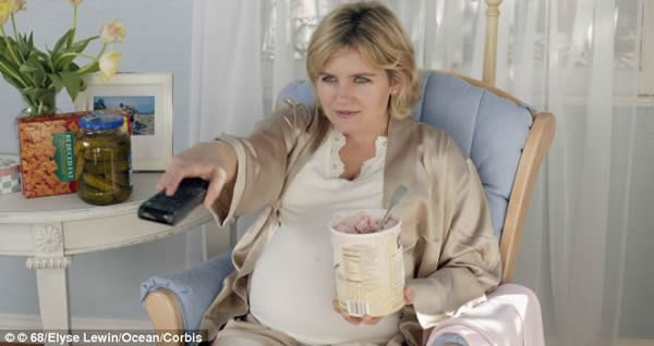 孕妇坐在电视机前吃东西很有可能造成新生儿肥胖