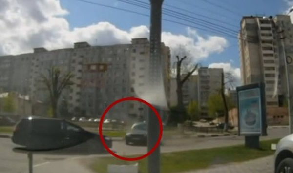 战斗民族惊人的“倒车技术”