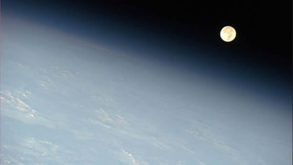 从国际空间站看去,月亮出现在地球地平线的附近。图片拍摄于2011年5月17日。