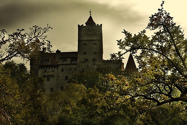 布兰古堡是《德古拉》故事发生的背景,实际上也存在过一位凶残的弗拉德‧德古拉公爵。