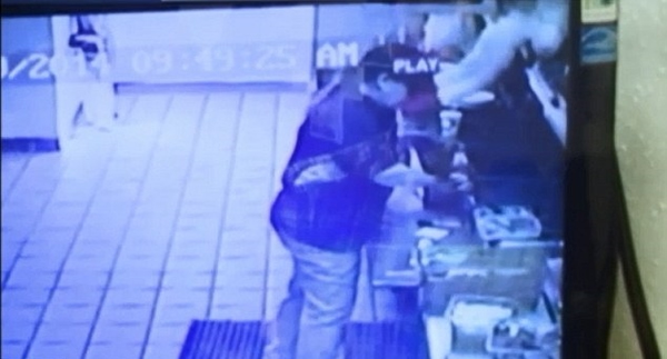 纸杯无故跌下,击中员工的头部。