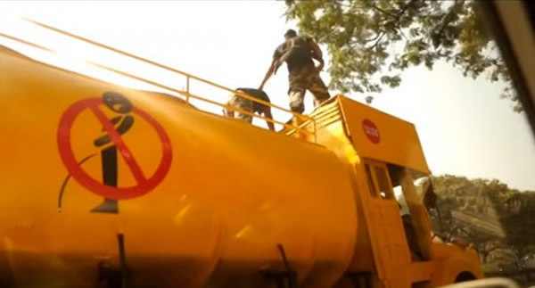 印度街头惊现“小便消防车”