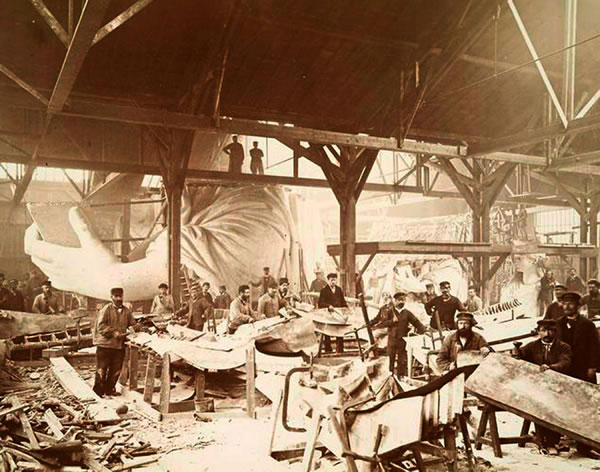 1883年,法国一工厂的工人们正在忙着制作自由女神像的各个部分。