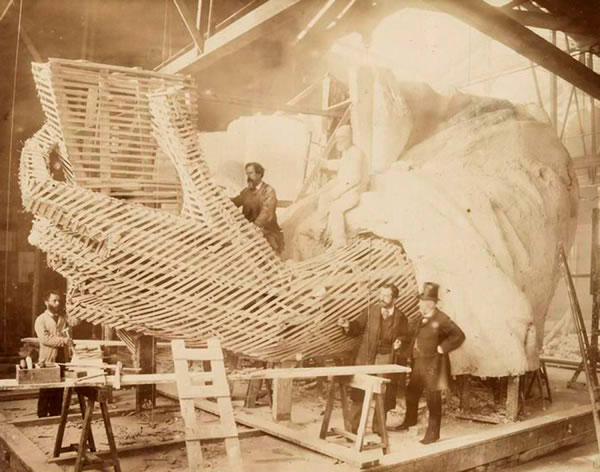 1883年,工人们正在制作自由女神像的手。