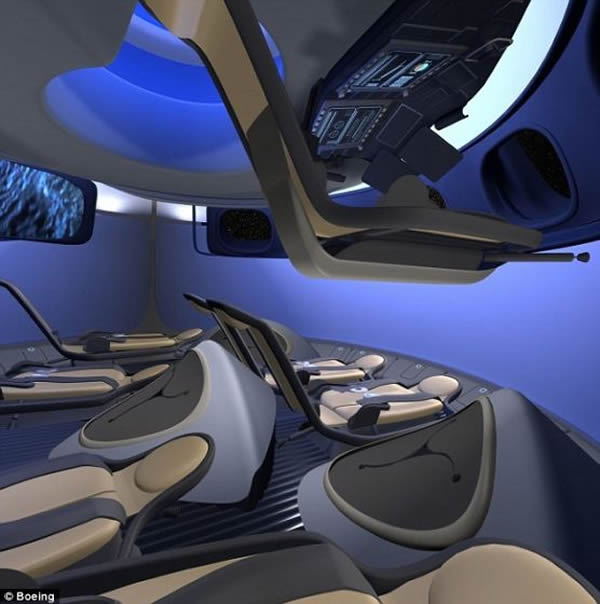 波音公司公布了他们的载人飞船内部设计，将于2017年发射，用于将宇航员送入太空。这种飞船被称之为“CST-100”（CST为载人太空运输的英文首字母缩写），能够
