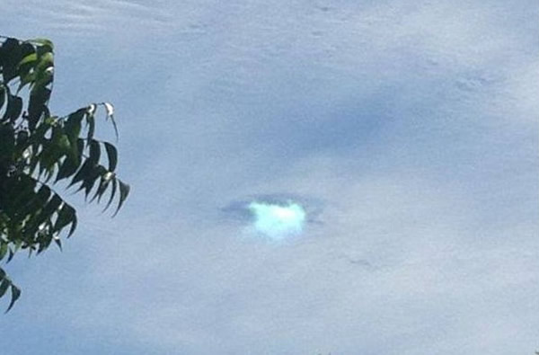 美国加州上空出现神秘穿洞云 - 神秘的地球 科