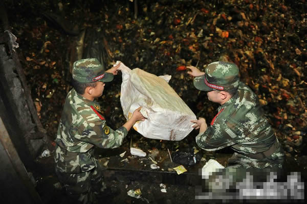 �߷���Ա��һ����ɻ�ļ�����ɽ������