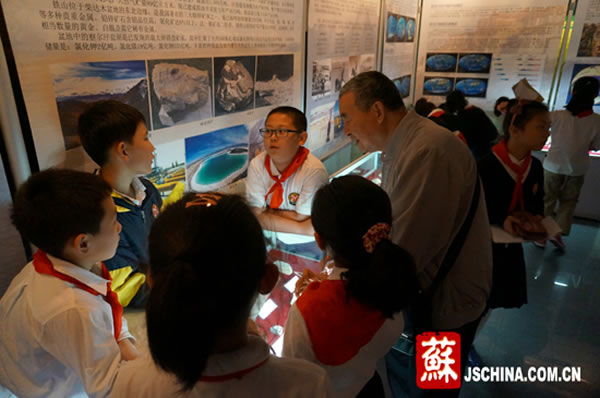 章炳高研究员给学生们讲解化石里的故事