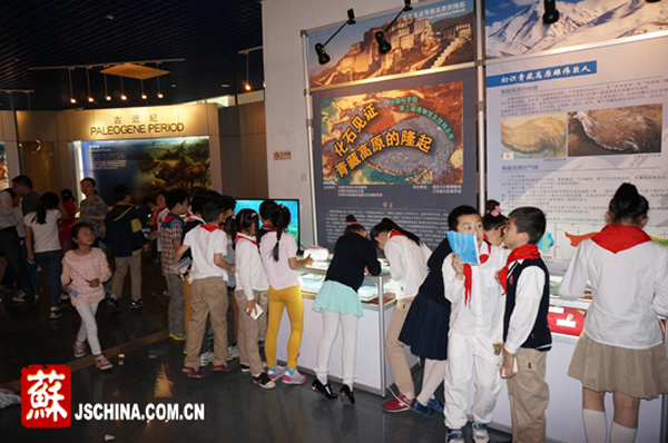 小学生参观“化石见证青藏高原隆起”化石展