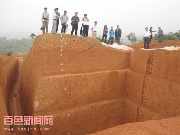 发掘的探坑坑顶