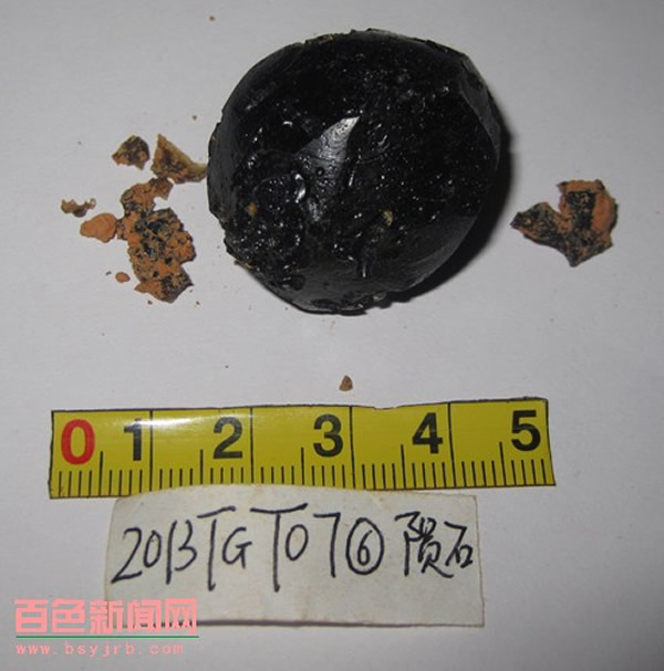 出土的玻璃陨石标本