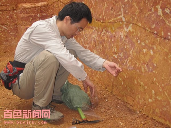 研究员在探坑里取土样标本