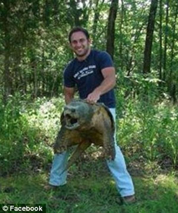 另一位Facebook用户在俄克拉荷马州野生动物保护局的页面上分享的这张照片显示,他姐夫手拿他在雨果湖里捕捉到的一只体型庞大的大鳄龟