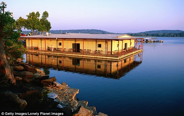 哈勒尔和一位朋友在位于尤福拉湖的米尔克里克钓鲶鱼时,意外捉到这只长相酷似史前动物的鳄龟