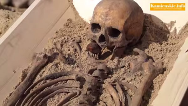 考古学家发现遗骸舌头被割、口中还含有一块石头,怀疑和「吸血鬼葬礼」有关。