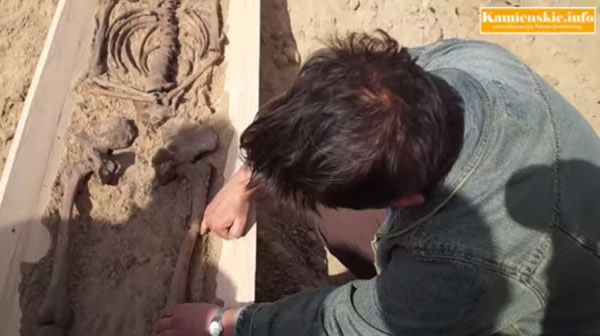 考古学家发现遗骸舌头被割、口中还含有一块石头,怀疑和「吸血鬼葬礼」有关。