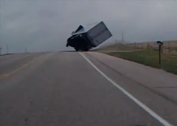 ��������˹��һ�������ڸ��ٹ�·����ǿ���ձ�����