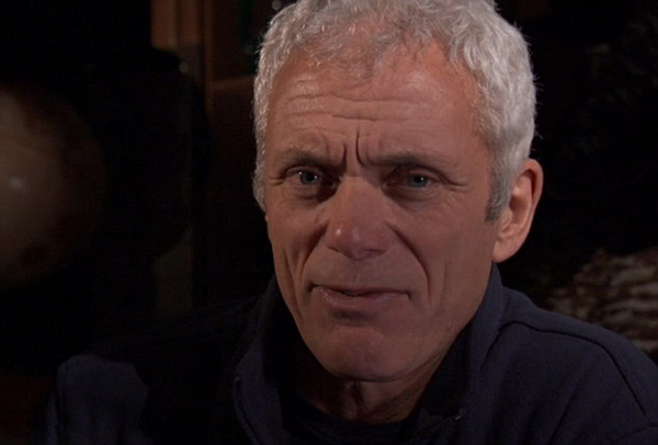 英国BBC纪录片《河中巨怪》主持人杰里米•韦德在巴西亚马逊河水下遭遇6米巨蟒